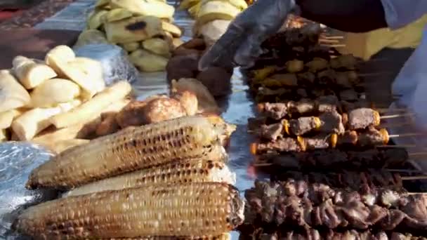 Afro-Amerikaanse vrouw verkoopt verschillende snacks in straat cafe — Stockvideo