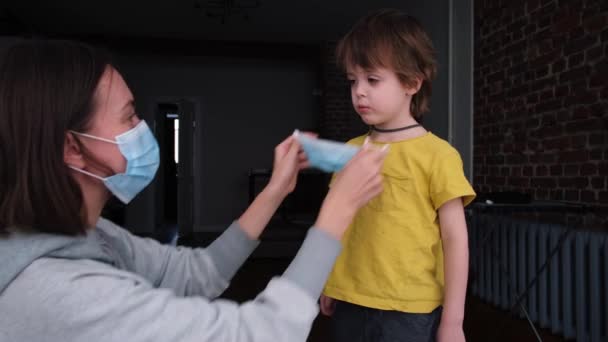 Parintele pune o masca de protectie pe copil — Videoclip de stoc