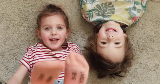 Anak-anak berbaring di punggung mereka dan tertawa — Stok Video