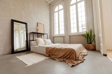 Yastıklı yatak ve sıcak renklerde güzel çarşaflar.