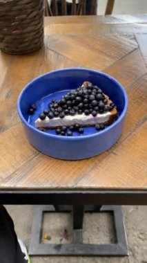 Cheesecake ve çay tablette