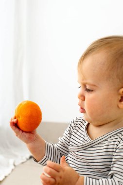 Mandalinalı tatlı bir kız.