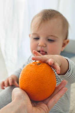 Portakallı tatlı kız.