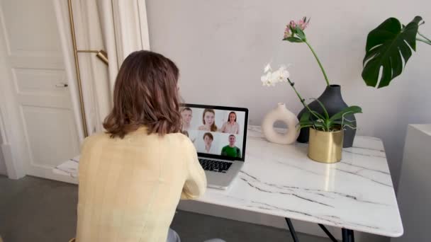 Mujer habla con Webcam conferencia en el ordenador portátil — Vídeos de Stock