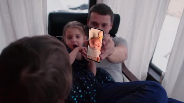 Rodzina rozmawiająca przez telefon wideo — Wideo stockowe