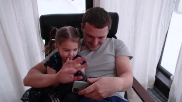 Padre con hija videollamada por teléfono inteligente — Vídeo de stock