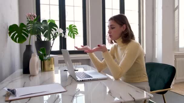 Femme faisant un appel vidéo sur le lieu de travail — Video
