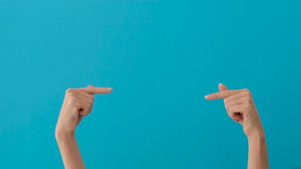 Руки жінки, що вказують на копійку ізольовані — стокове відео