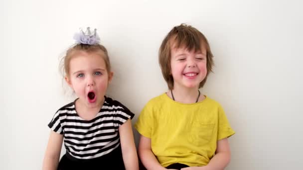 Niños sorprendidos sobre fondo blanco — Vídeos de Stock