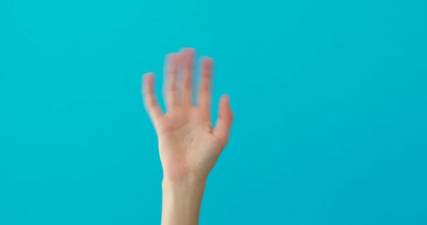 Žena ohýbání ruce prsty rychle izolované na modré studio — Stock video