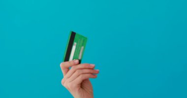 Kredi kartlarını tutan ve gösteren