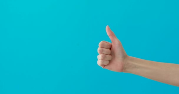 Kobiet ręka wskazując kciuk w górę znak — Wideo stockowe
