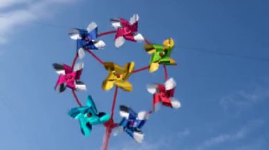 Mavi arka planda fırıldak gibi dönen rüzgar