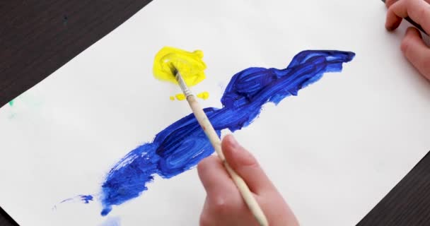 Dziecko w wieku 4 lat rysuje morze i słońce — Wideo stockowe