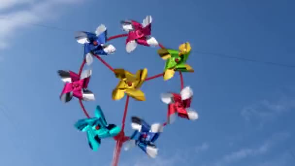 Pinwheel vent tourbillonnant sur fond de ciel bleu — Video