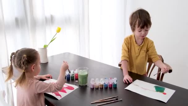 Niños dibujando con pincel en álbum — Vídeo de stock