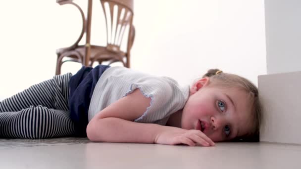 Bambino si trova sul pavimento ed è annoiato — Video Stock