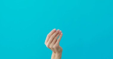 Bayan para istiyor, parmaklarıyla turkuaz hareketi yapıyor.