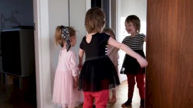 Elbiseli küçük kız ve ağabey odada iyi eğlenceler.