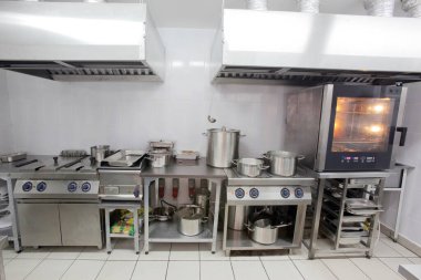 Restoranın içi bomboş. Hiç kimse yok.