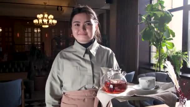 Kelnerka z tacą stojąca w kawiarni — Wideo stockowe