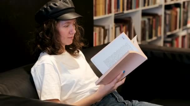 Άτομο που διαβάζει ένα βιβλίο στη βιβλιοθήκη — Αρχείο Βίντεο