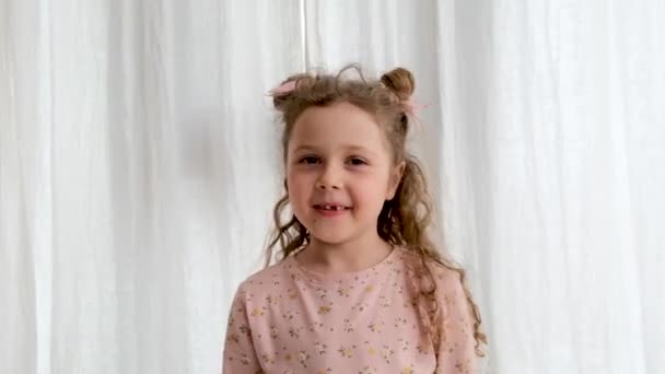 Zabawna Dziewczynka Różowych Ubraniach Trzęsie Głową Kosmicznych Bułek Pokazuje Stop — Wideo stockowe