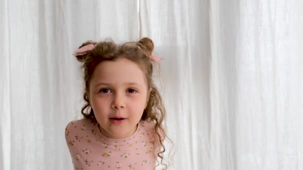 Adorável Menina Com Pequenos Pães Espaço Cabeça Perdeu Conversas Dentes — Vídeo de Stock