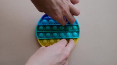 Popit 'le oynayan kız elleri pop baloncuğu oyuncağını itin