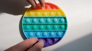 Popit 'le oynayan kız elleri pop baloncuğu oyuncağını itin