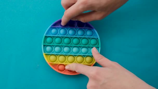 Meisje handen spelen met Popit push pop bubble fidget speelgoed — Stockvideo