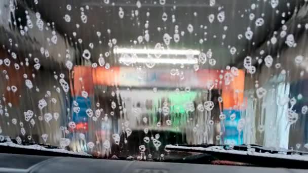 Hab- és vízáramlás a kortárs autó szélvédője mentén — Stock videók