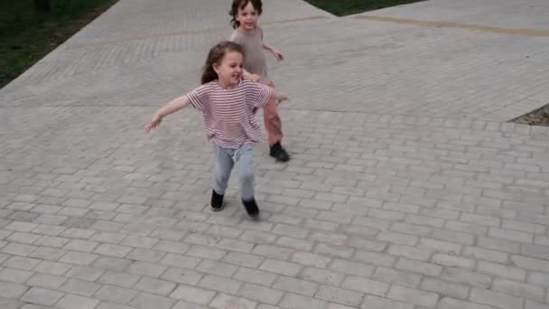 Funny preschoolers sister brother run along pavement — Αρχείο Βίντεο
