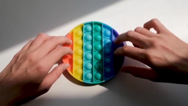 Žena tlačí dolů pop smyslové hračky bubliny s prsty — Stock video
