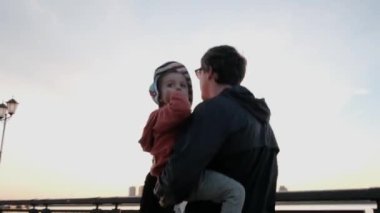 Babası kızı kucağında taşırken setten aşağı iniyor.