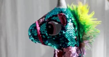 Erkek el ele tutuşur ve döner. Parlak pullar, çocuklar hayvan oyuncakları.