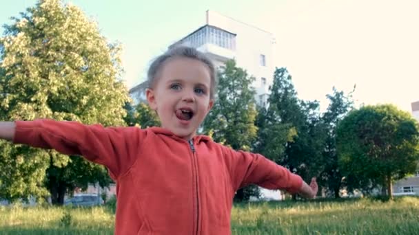 Azul de ojos niña preescolar en chaqueta estira las manos — Vídeos de Stock