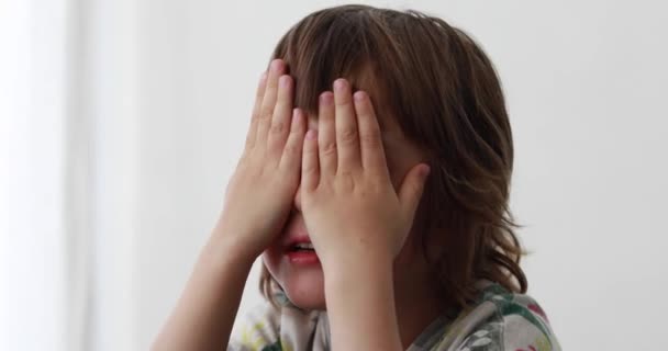 Drôle écolier avec les cheveux longs joue aveugle buff fermer les yeux — Video