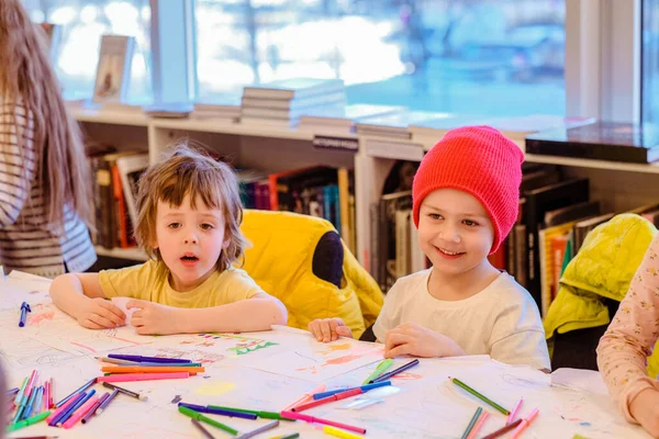 Маленькие дети рисуют вместе в дневном детском саду — стоковое фото