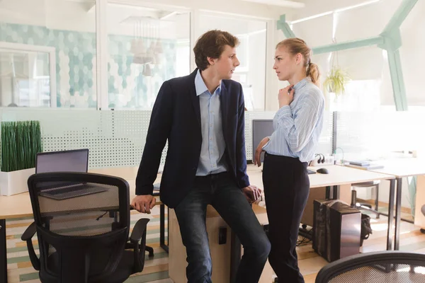 Ciddi meslektaşlar ofiste iş meselesini tartışıyor