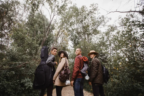 Grupo de jóvenes de pie en el bosque — Foto de Stock