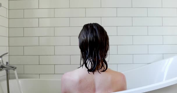 Жінка приймає ванну у ванній — стокове відео