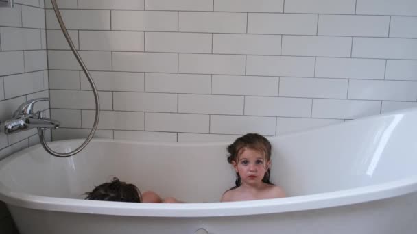 A kishúgom és a bátyám otthon ülnek a kényelmes fürdőkádban. — Stock videók