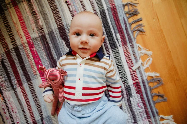 室内におもちゃ付きの愛らしい赤ちゃん — ストック写真