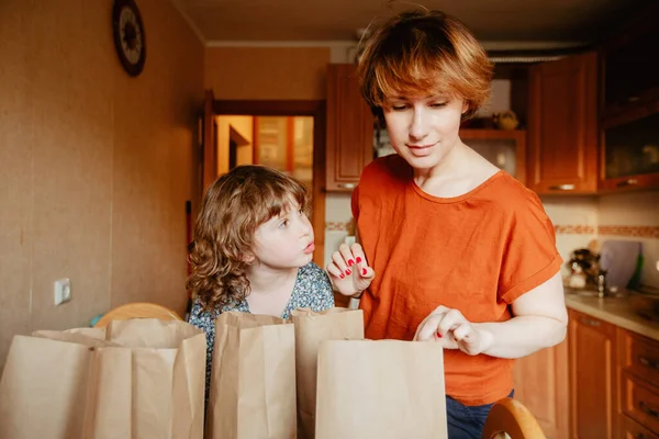 Familie sorteren levering voedsel thuis keuken Stockfoto