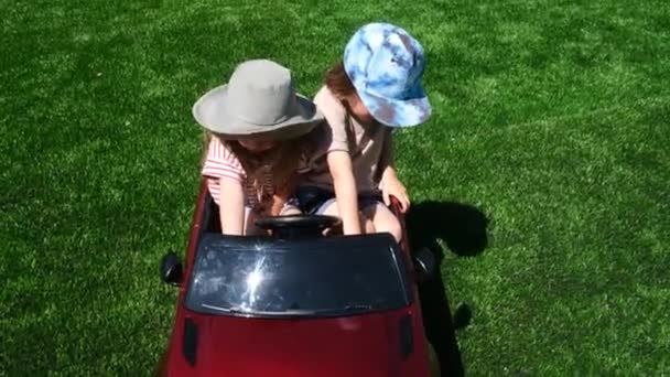 Oyuncak arabadaki çocuklar oturur ve konuşur. — Stok video