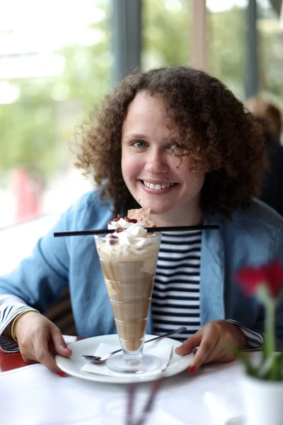 Mujer con vaso de helado en la cafetería —  Fotos de Stock