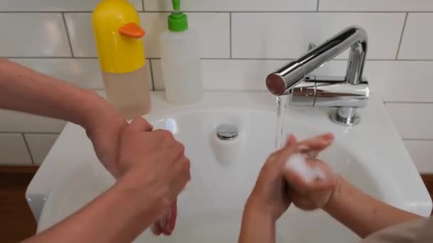 Padre e hijo se lavan las manos — Vídeo de stock