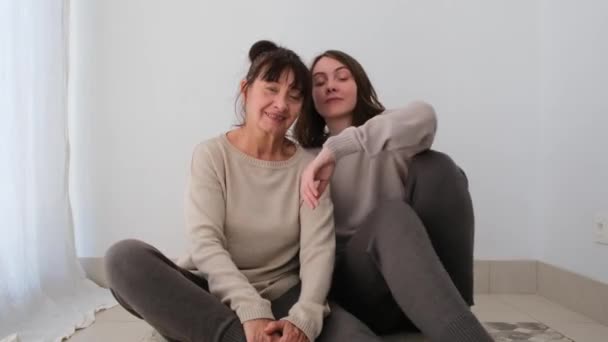 Madre e hija en ropas de lana fondo blanco — Vídeos de Stock