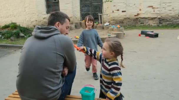 Vtipné předškoláci syn a dcera hrát s pískem od otce — Stock video